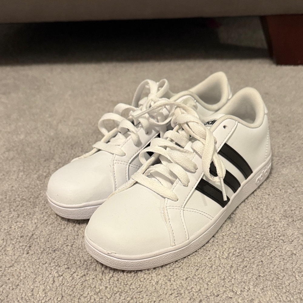 Adidas Boys Grand Court White and Black Classic Sneakers Size 4 UEC
